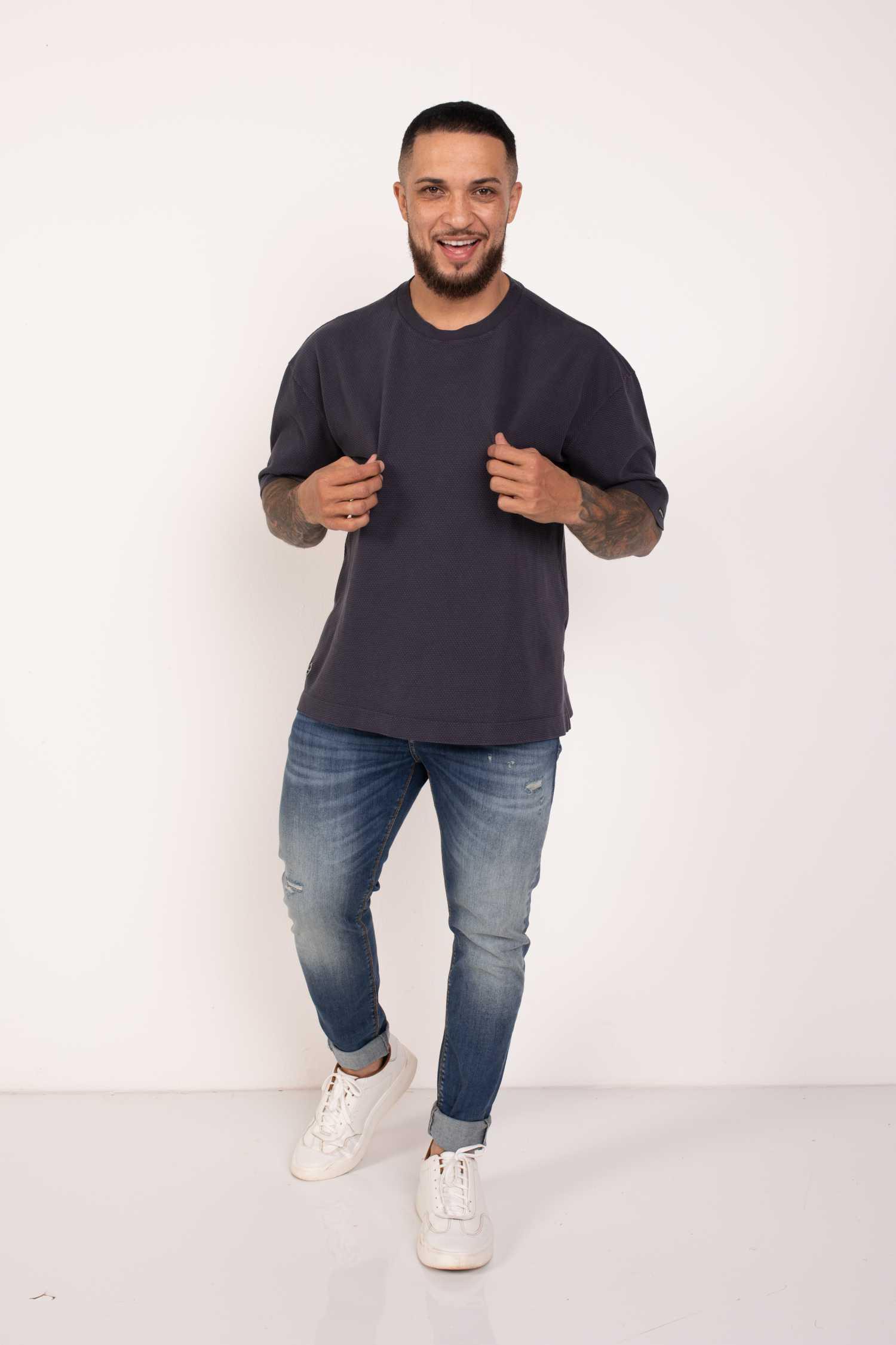 Camiseta boxy colméia detalhe ilhós