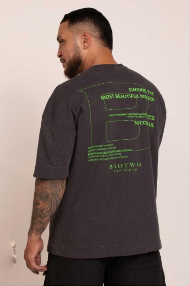 Camiseta boxy estampa B fluor